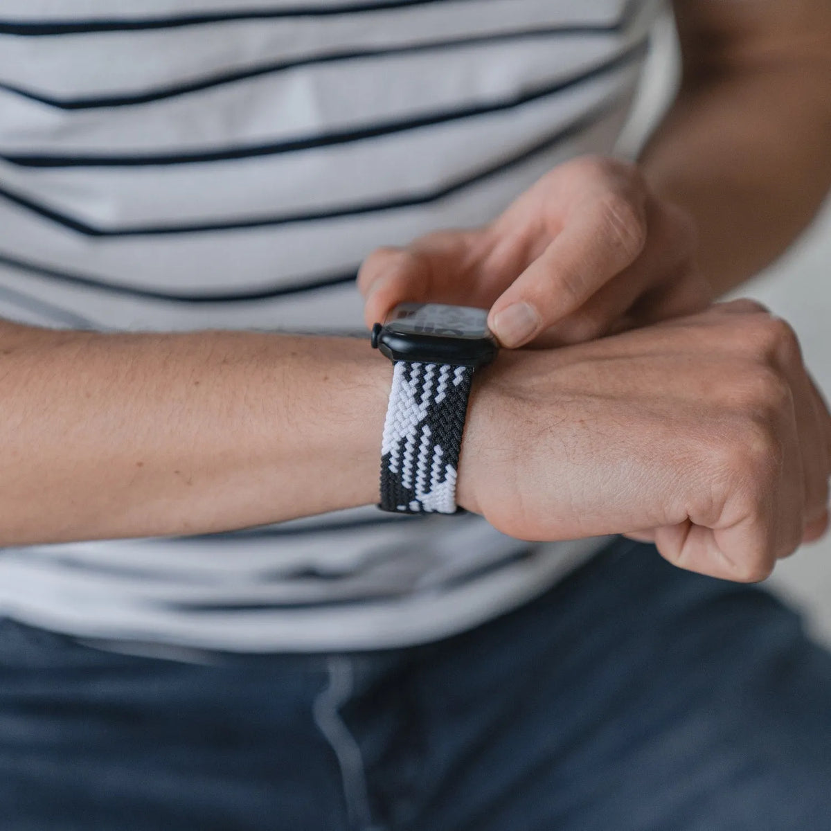 Adjustable Apple Watch Braided Loop#color_black/white
