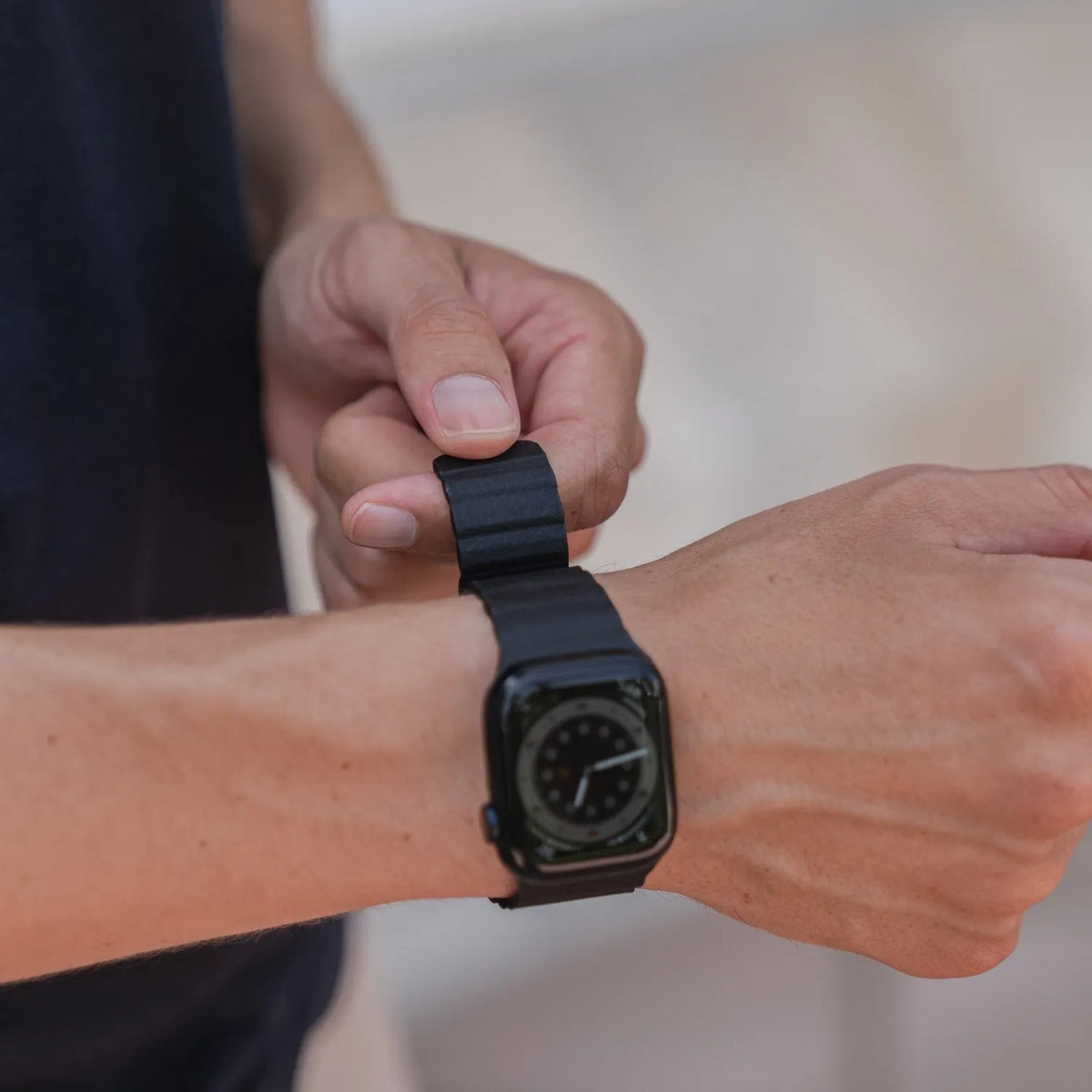 Apple Watch magnetic leather loop#color_black
