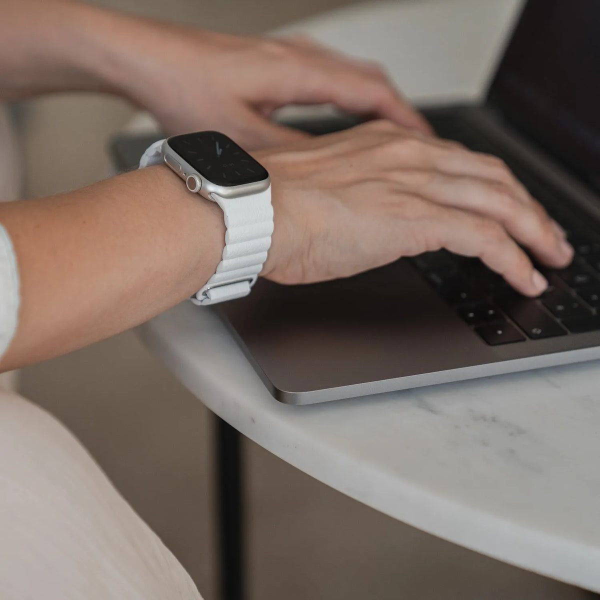 Apple Watch magnetic leather loop#color_white