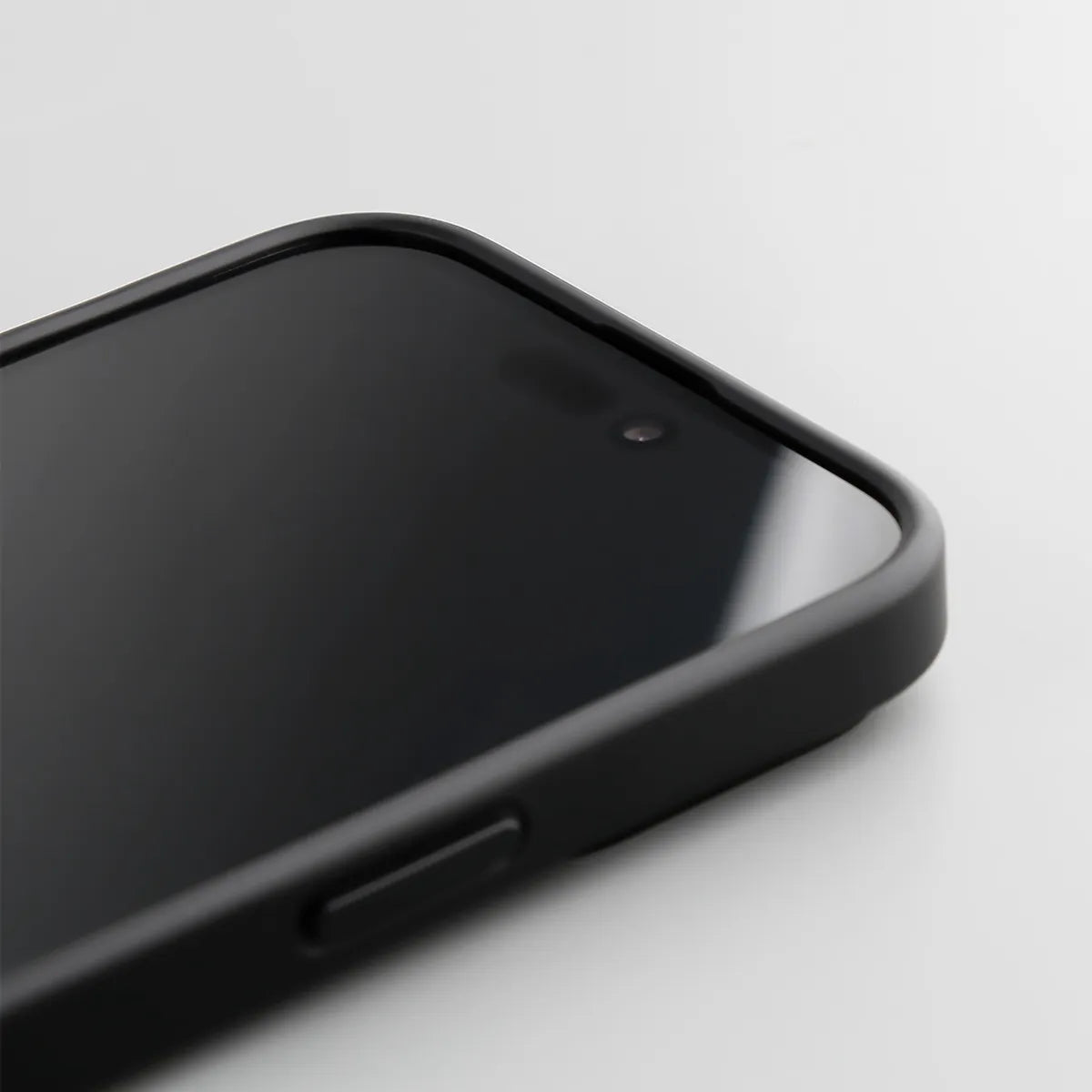 iPhone 15 Pro matte case with MagSafe The edge is higher than the screen, providing good protection